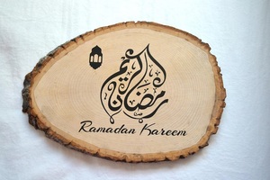Tabla de Cortar Moderna de Madera Natural con Caligrafía Árabe Grabada de Ramadán Kareem, Decoración Rústica y Duradera para el Hogar Islámico - Product Image 3