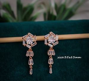 Boucles d'oreilles pendantes élégantes de haute qualité pour femmes, plaquées or, alliage anti-ternissement, polies, infusées de zircon cubique transparent, élégantes pour les fêtes - Product Image 1