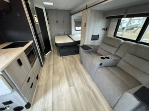 Vendedor Verificado de F-o-r-e-s-t R-i-v-e-r S-o-l-e-r-a 24SRC Usado del 2024, Listo para Viajar - Product Image 4