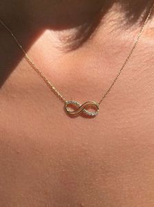Elegante colgante en forma de corazón dorado en una delicada cadena, disponible a precios de mayoreo. - Product Image 6