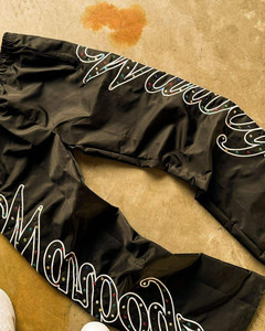 Vente de gros Pantalon de survêtement personnalisé en nylon respirant pour hommes, vêtements de sport d'été, coupe-vent, design ample, sérigraphie de logo - Product Image 5