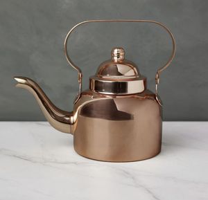 Elegante tetera de cobre con pomo de madera y brillo suave diseñada para los amantes y coleccionistas de la cocina vintage - Product Image 6