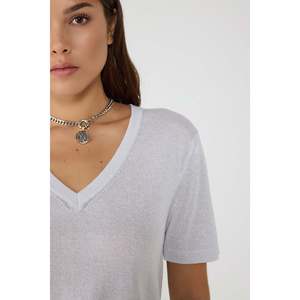 Camiseta brillante con cuello en V - Product Image 4