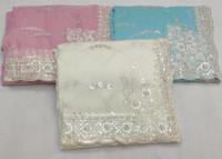 Saree georgette blanche avec bordure en dentelle séquentielle de style ethnique pour toutes les occasions en tissu modal