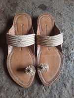 Sandales ethniques artisanales en cuir Kolhapuri, fabriquées à la main en Inde, pour hommes et femmes, usage quotidien