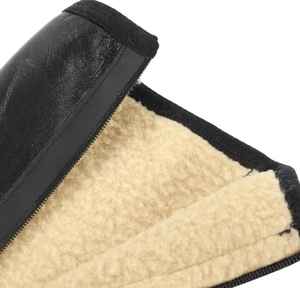 Calcetines de invierno de cuero de fabricante de Pakistán con logotipo personalizado de tecnología tejida antideslizante y tamaños disponibles a precio mayorista - Product Image 2