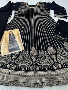 Vente en gros de salwar kameez pakistanais à 3 pièces avec de riches broderies pour l'exportation mondiale depuis l'Inde - Product Image 6