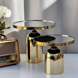 Elegante y moderno soporte de metal para pasteles con líneas limpias y base equilibrada, ideal para mesas de postres, exhibiciones de pasteles y cenas - Product Image 1