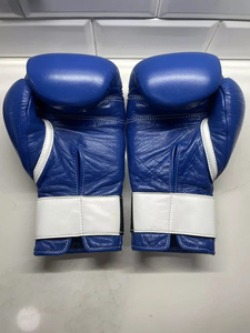 Guantes de boxeo para hombre hechos de cuero vacuno dorado que ofrecen un acolchado fuerte, soporte consistente y experiencias de entrenamiento fluidas. - Product Image 3