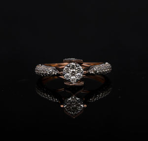 แหวนเพชรธรรมชาติสีทอง14K ที่มีจุดศูนย์กลางแบบกลมพร้อมด้วยการเน้นเสียงปูพื้นแบบแยกก้านเพื่อการจัดแต่งทรงผมที่หรูหรา - Product Image 4