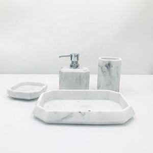 Ensemble de sculptures de table en résine écologiques peintes à la main de luxe en 4 pièces pour la décoration de la maison - Product Image 4