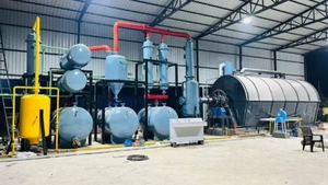 Meilleure qualité usine de pyrolyse plastique semi-automatique plus de 30 tonnes de capacité 25-80 kW de puissance 1000 kg/h de production - Product Image 3