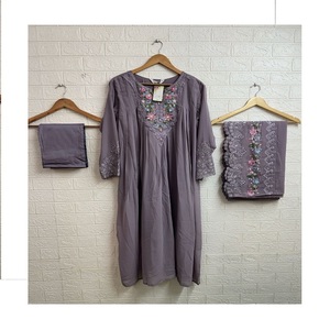 Traje de Anarkali largo de estilo pakistaní con bordado de lavanda elegante con pijama Dupatta y Churidar para mujer - Product Image 1