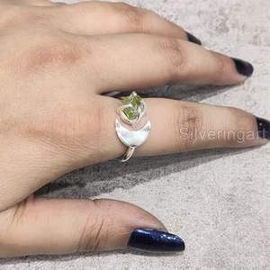 Anillo de Plata de Ley 925 con Peridoto Natural, Piedra de Nacimiento de Agosto, Luna Creciente, Joyería Hecha a Mano para Mujer - Product Image 1