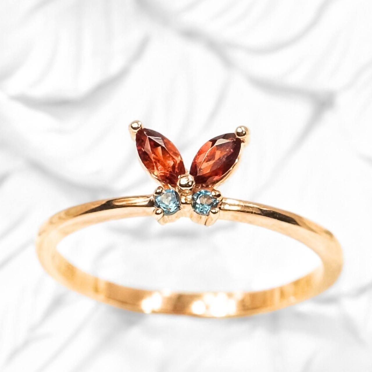 โกเมนแดง (mq.) + ไพลินสีน้ำเงิน (บนถนน)