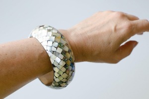 Bracelets et joncs en acrylique tendance, design personnalisé, écologiques, pour mariages, événements festifs, haute qualité - Product Image 2