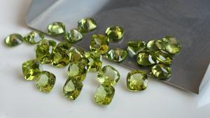 เบาะเพอริดอตธรรมชาติตัด4มม. แบบเหลี่ยมมุม-หลวม Peridot คุณภาพสูง - Product Image 4