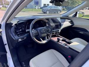 Lexus RX 350 Premium AWD 2023 neuf/d'occasion, blanc nacré, SUV/crossover, boîte automatique 8 vitesses, 275 ch, 2.4L I4 - Product Image 5