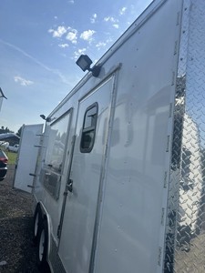 Remorque de concession Freedom Trailers avec fenêtre de service, capot, téléviseurs et panneau - Product Image 4