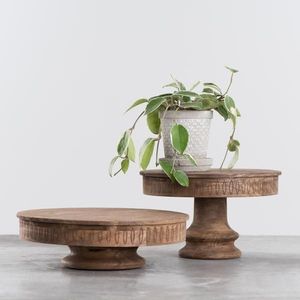 Soporte de pastel de pedestal de madera rústica para Bodas de campo o eventos al aire libre con acabado orgánico y tapa redonda ancha - Product Image 3