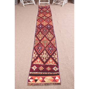 Alfombra Turca Herki de 1.7x12.3 pies, Alfombra Vintage de Lana con Parches Rojos - Product Image 1