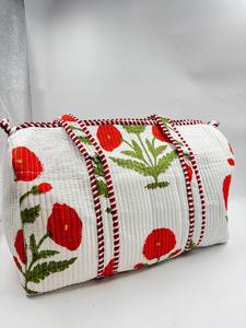 กระเป๋าเดินทางแบบดัฟเฟิลขนาดใหญ่ลายดอกไม้สีขาวพิมพ์ด้วยมือแบบควิลท์จาก Le Souvenirs |   กระเป๋าเดินทางผ้าฝ้ายแบบสัปดาห์หนึ่ง | - Product Image 3