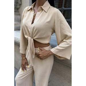 Traje Casual de Crepé Ayrobin 10179 Primavera/Verano, Camisa de Manga Tres Cuartos con Lazos y Pantalones con Abertura - Product Image 1