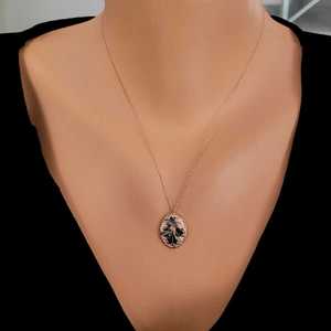 Collier en argent sterling 925 à motif de trèfle à quatre feuilles avec pierres blanches et noires, cadeau idéal pour les amateurs de plantes - Product Image 3