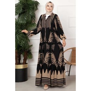 Vestido hijab de viscosa de ajuste cómodo medio abotonado negro - Product Image 1