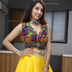 El último Navratri Special Yellow Color Lehenga con blusa en tela de algodón rayón con Gota Patti Work para mujeres indias - Product Image 1