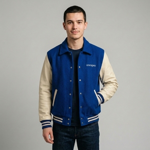 เสื้อแจ็คเก็ต Letterman สีน้ำเงินเข้ม ตัวเสื้อทำจากผ้าขนสัตว์ แขนเสื้อทำจากหนัง คอเสื้อและปลายแขนเสื้อถักแบบริบ ติดกระดุมแป๊กด้านหน้า โลโก้สั่งทำได้ สไตล์สตรีทแวร์ เสื้อคลุมสำหรับผู้ชาย - Product Image 1