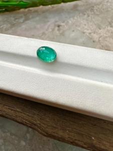 Emeraude naturelle de Zambie 2.53 carats pierre précieuse verte ovale avec un bon lustre pour la fabrication de bijoux certifiée 10x8 MM - Product Image 3