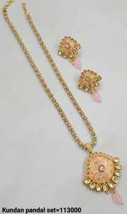 Ensemble de collier pendentif plaqué or traditionnel rond élégant Kundan & Drop Boucles d'oreilles assorties avec chaîne pendentif Motipearl NecklaceSet - Product Image 4