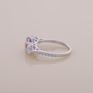 Anillo de compromiso de lujo de plata de ley 925 con tres piedras de diamantes rosas y blancos de corte redondo. - Product Image 2
