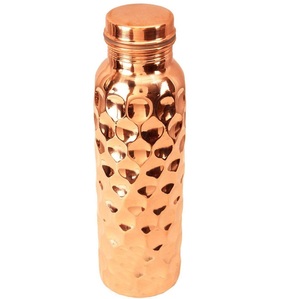 Botella de agua de cobre de diseñador en relieve de alta demanda, acabado antiguo de 1 litro con tapa a prueba de fugas para uso diario disponible para la venta - Product Image 3