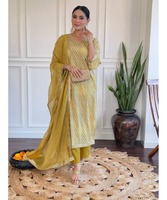 Ensemble indien Punjabi Kurta pour dames en tissu de pelouse chaud avec costume de fête cousu et design trois pièces