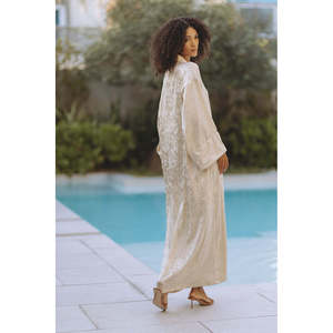 ชุดเดรสยาวแบบเรียบหรูสีครีม แบรนด์ Amiya Jacquard Kaftan พร้อมแขนพอง - Product Image 4