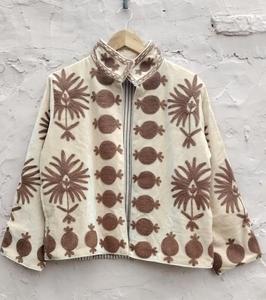 Abrigo Indio Reversible Hecho a Mano Bordado Floral Suzani Chaqueta en 100% Algodón Invierno Impreso Forro de Lana al por mayor - Product Image 1