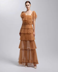 Vestido Largo Vintage para Fiesta, Color Marrón Nude, con Capas Plisadas, Escote Cuadrado con Volantes, Detalle Floral Romántico, Hecho en Vietnam - Product Image 3