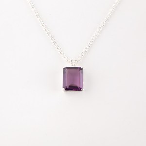 Colgante de Amatista en Forma de Pera, Plata de Ley 925, Hecho a Mano, Diseño Único de Alta Calidad, Certificado IGI, Joyería Elegante y Moderna - Product Image 1