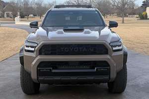 Toyota 4Runner TRD Pro Turbo Hybride 4 cylindres, 4x4, différentiel arrière autobloquant, faible kilométrage, modèle 2025, en parfait état - Product Image 2
