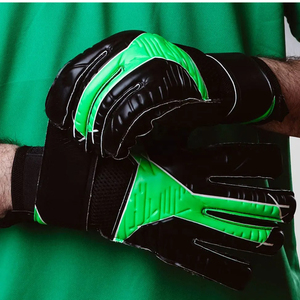 Gants de gardien de but de football noir et vert en cuir PU, doigts entièrement protégés, antidérapants, respirants, avec fermeture auto-agrippante réglable - Product Image 2