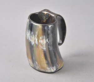 Authentique cornes à boire viking en bois naturel artisanal avec un motif unique en marbre noir et gris, style nordique traditionnel - Product Image 2