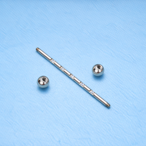 Barbell industriel en titane ASTM F136 14G doré avec pavé de zircone cubique pour piercing de cartilage, hélix et scaffold - Product Image 3