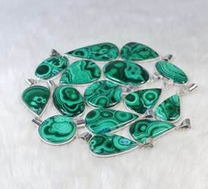 Incroyable pendentif en malachite de formes et de tailles variées pour les femmes Bijoux en pierres précieuses plaquées argent avec incrustation de réglage de lunette - Product Image 2
