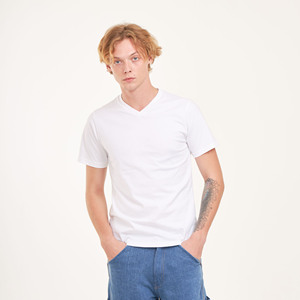 Camiseta básica informal con cuello en V para hombre OEM con patrón 100% poliéster Jersey tela manga corta anticontracción hecha en Tailandia - Product Image 4