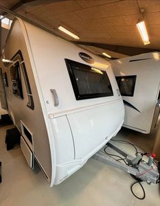 Caravane légère prête pour l'hiver, tout-terrain, avec cuisine intégrée et énergie solaire - Product Image 4