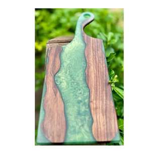 Tabla de cortar de resina hecha a mano con mezcla de resina transparente que destaca el patrón de grano de madera ideal para cortar alimentos y servir comidas - Product Image 1