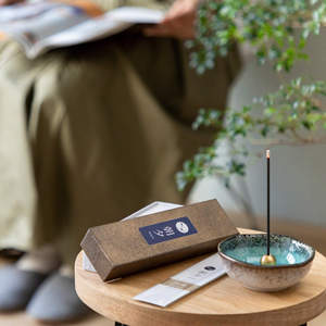 Surtido de Varitas de Incienso 100% Natural, Set de 5 Aromas: Sándalo, Madera de Agar, Ciprés, Salvia Blanca, Incienso (Olibano) - Product Image 2