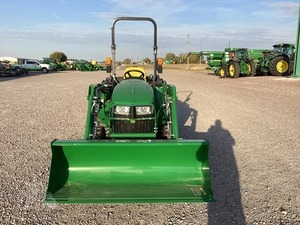 Tracteur à chenilles JOHHN DEERE 3032E 40 HP 2024 avec moteur, boîte de vitesses, pompe et roulement - Product Image 4